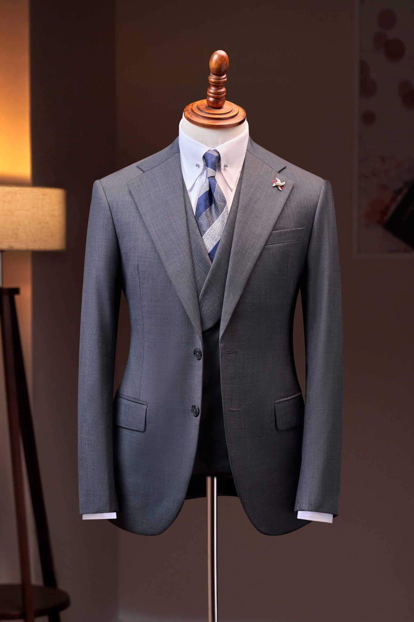 Áo vest ghi trơn tối cổ ve khuyết 1 hàng khuy The Tuxedo - TXV310